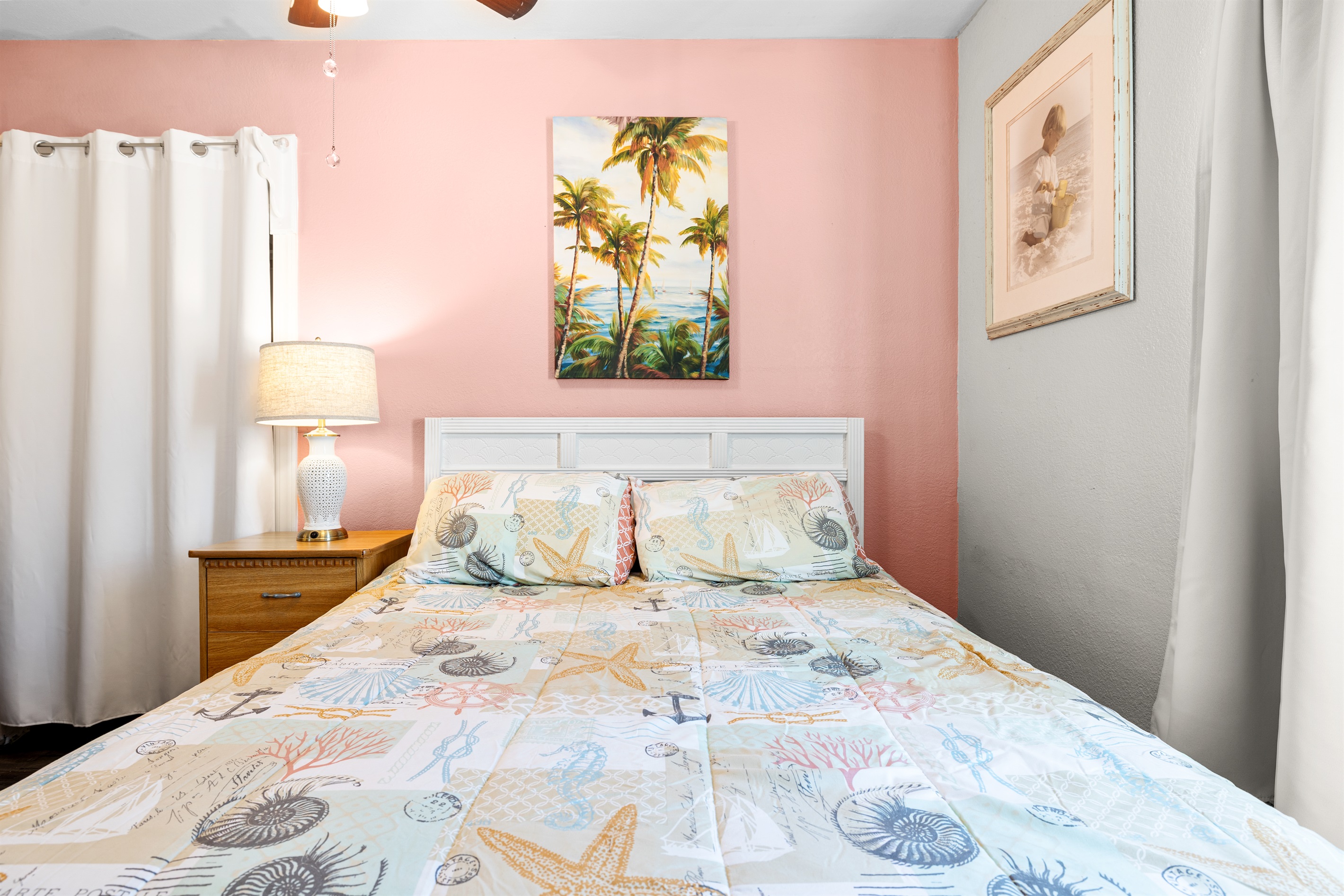 Seabreeze Queen bedroom with Smart TV, Linens for 2 and a walk in closet!