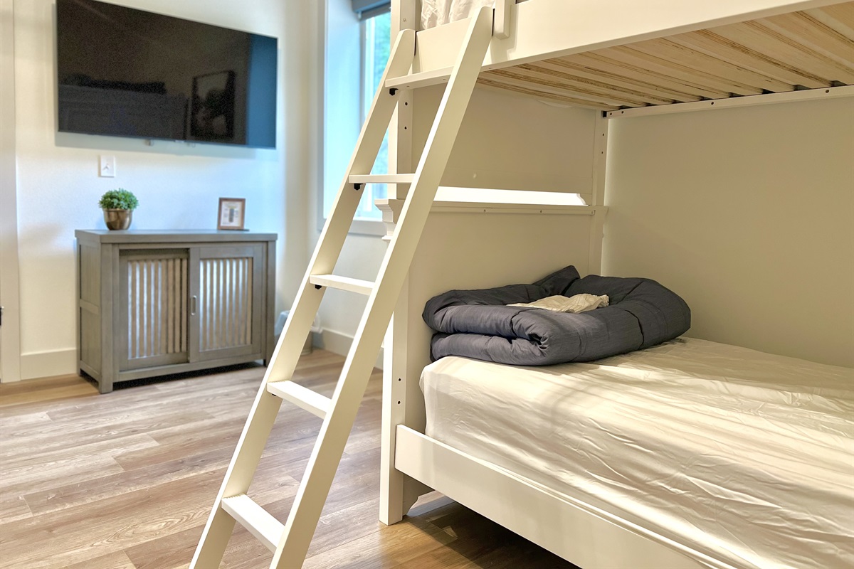 Bunk room with 4 twin beds
