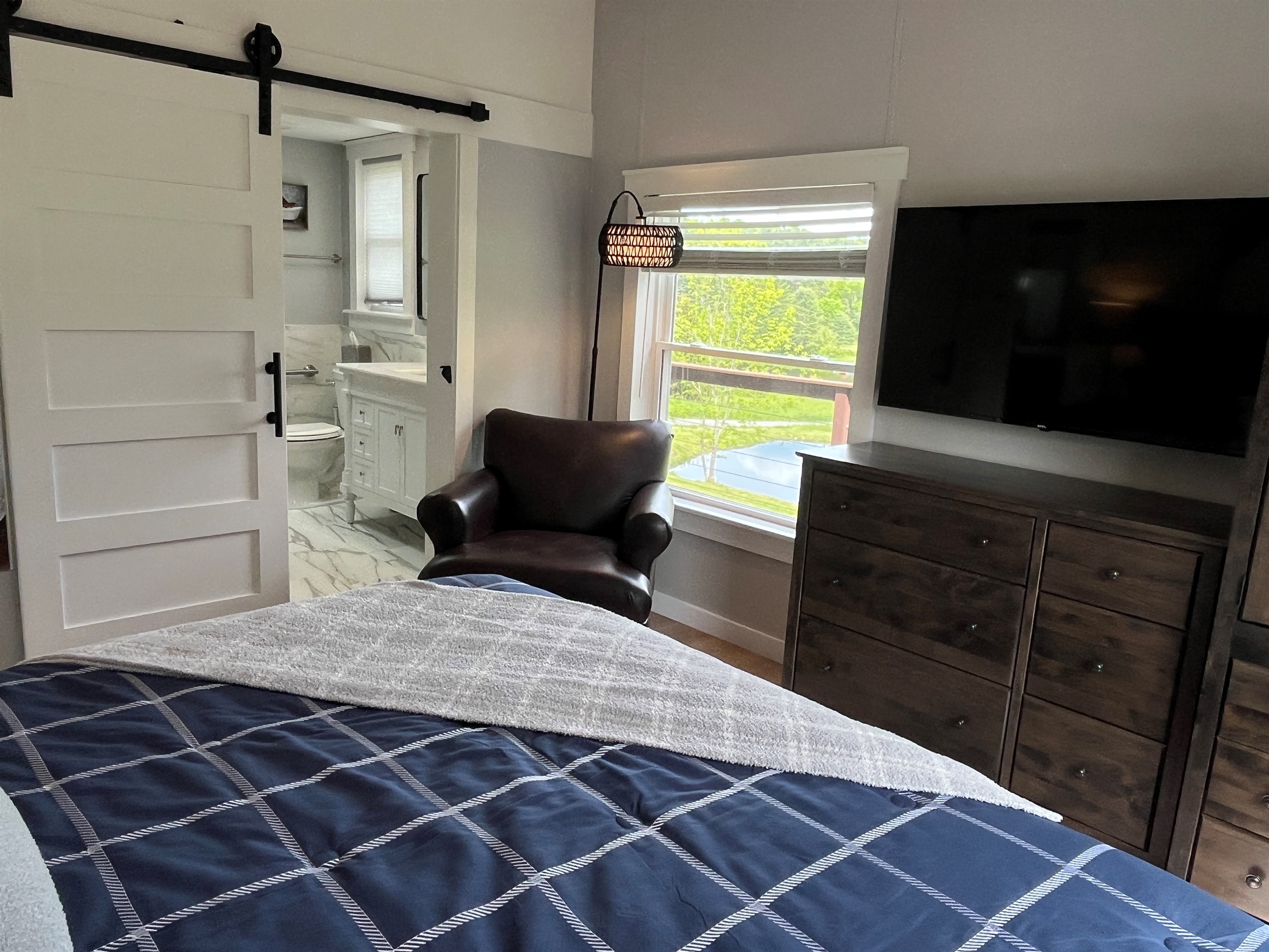 King bedroom with ensuite bath