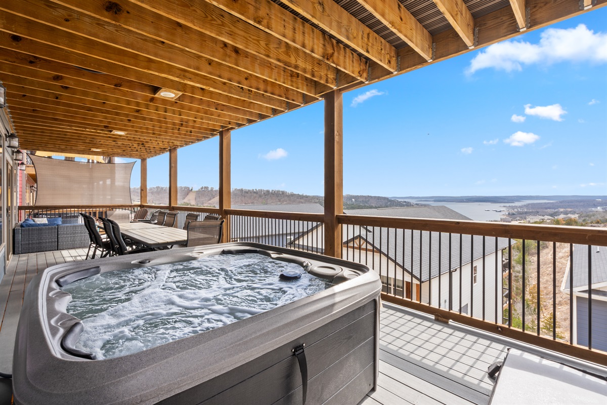 💦 Hot tub with a view—your favorite spot after a day in Branson