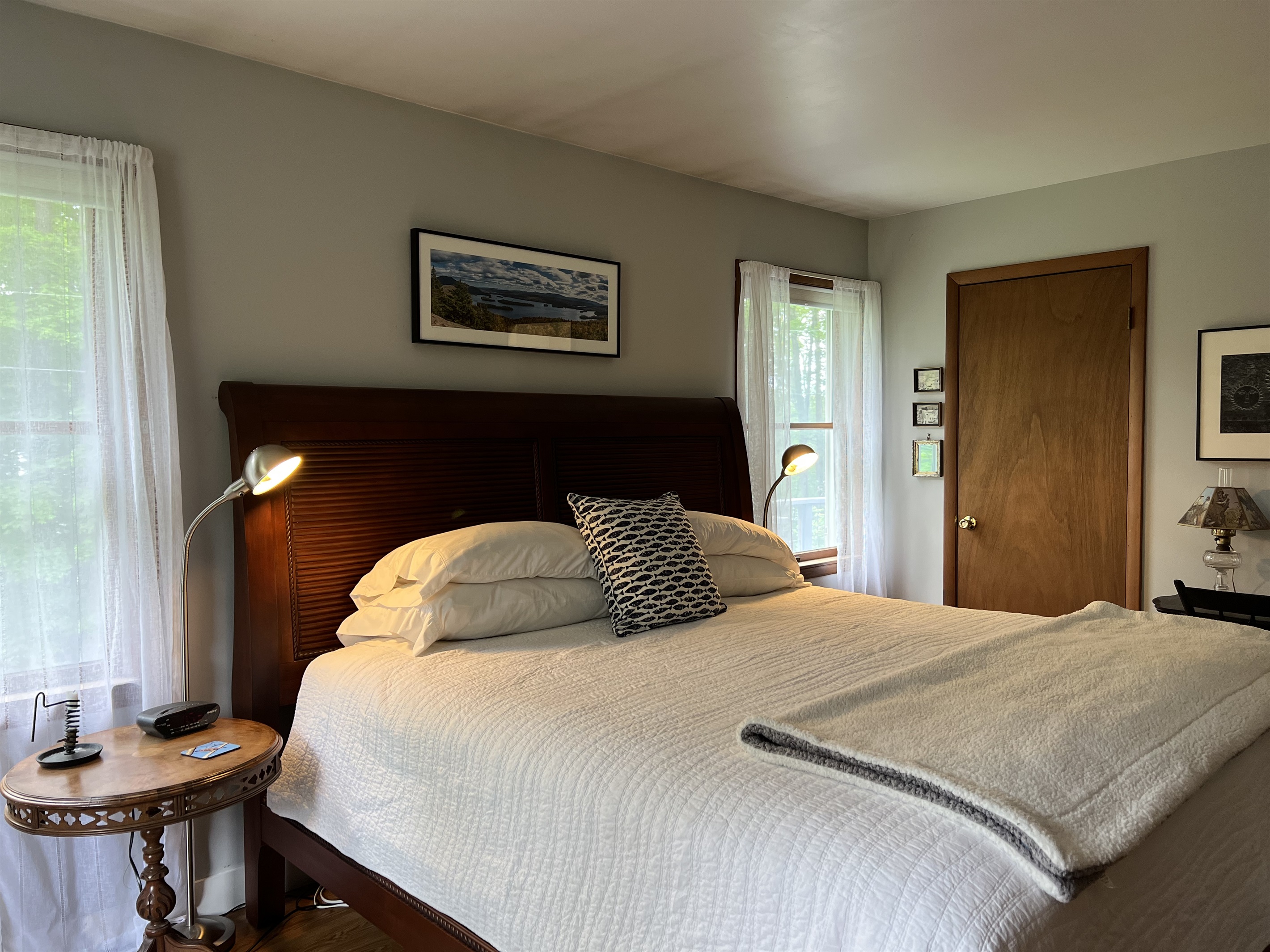 King bed with ensuite 1/2 bath