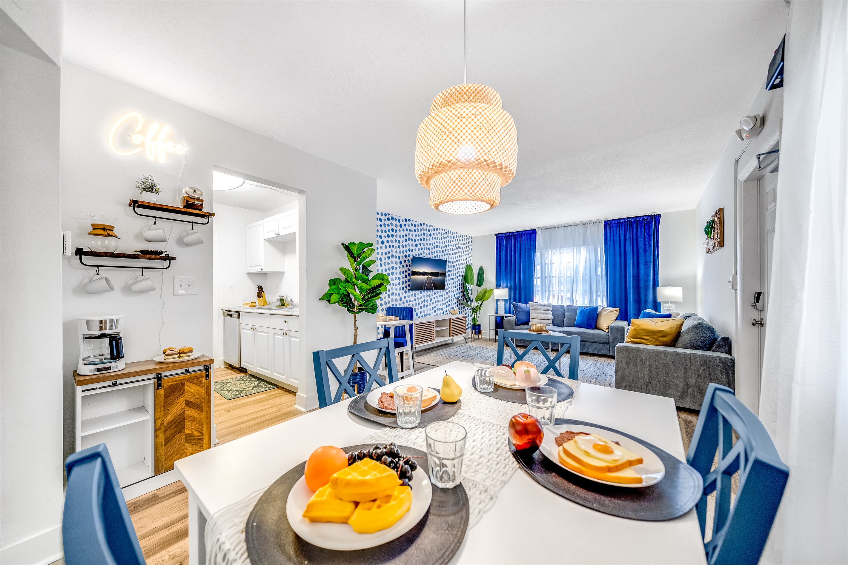 Relaxing Ground Floor Canal View – Palm Wave Stays 2
