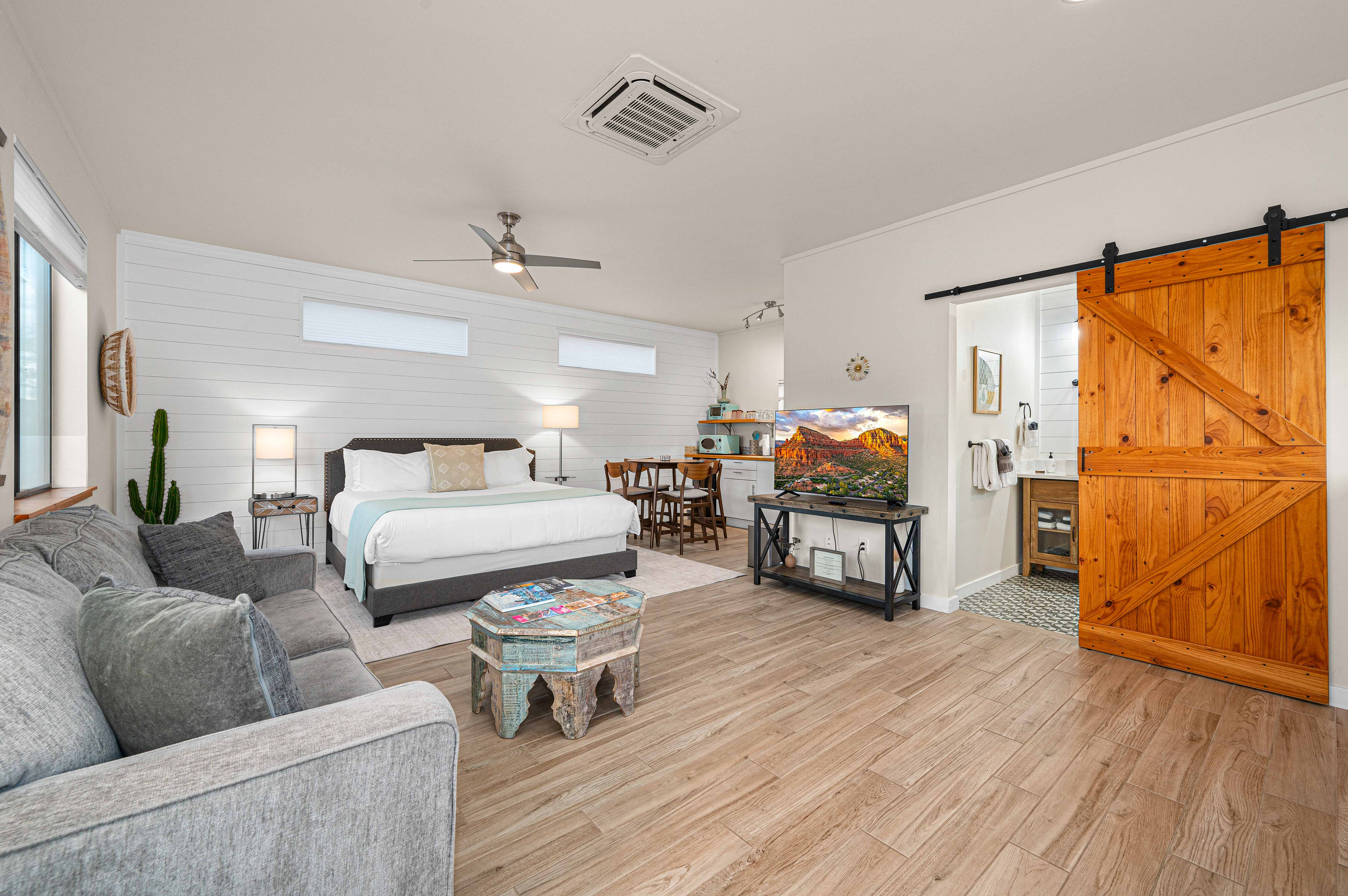 {Casita} Detached casita: King bed, kitchenette, sofa bed, ensuite bath — perfect for couples or friends.
