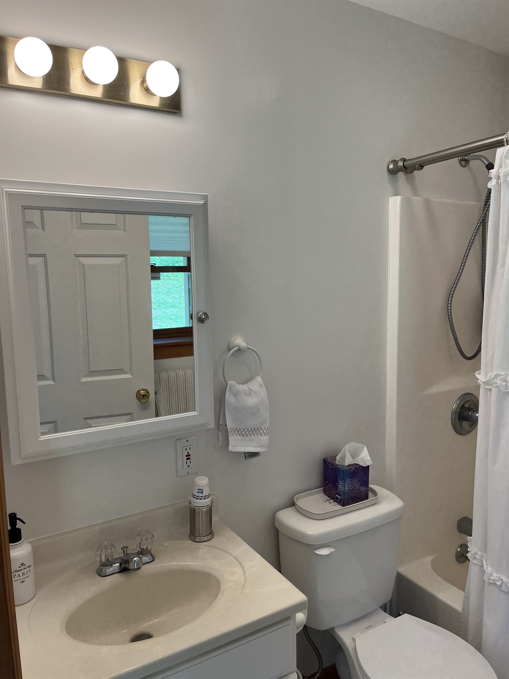 Main level bath with tub/shower