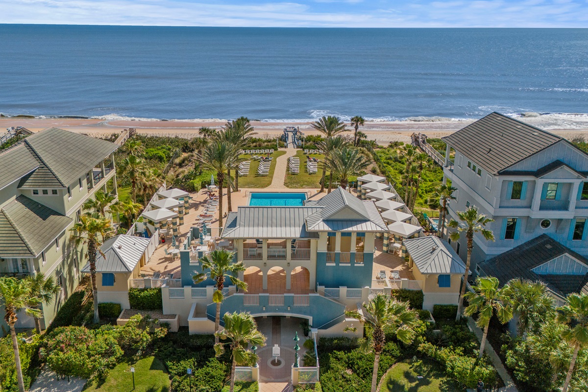 Wake up, grab coffee, and stroll the palm-lined path to the private beach club—loungers, cabanas, and a resort pool waiting below. By afternoon you’re barefoot, salty-haired, and already planning tomorrow.
