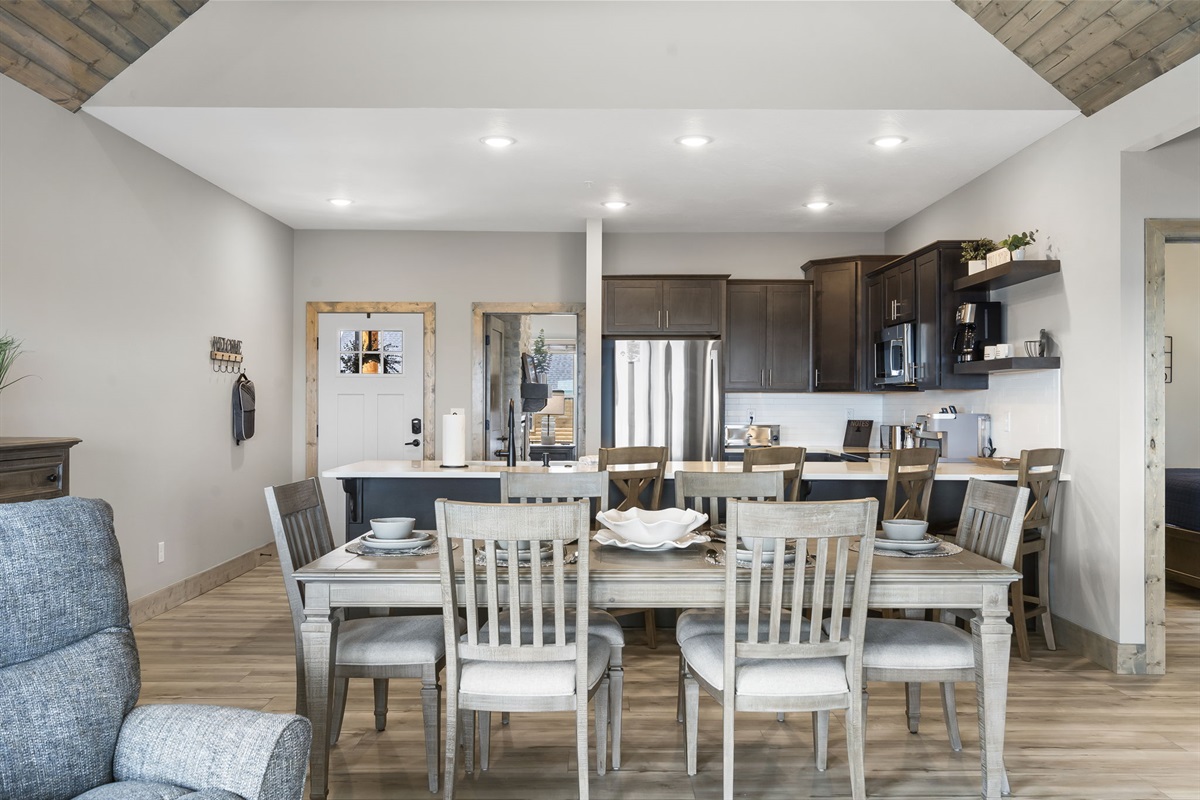 Dining and bar seating for 10