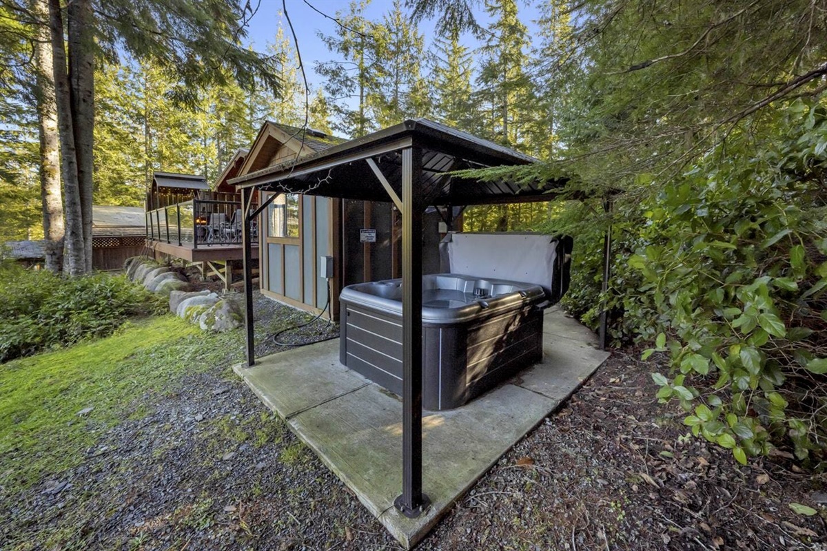 Private covered Hot Tub, Bunkhouse and large Cottage Deck