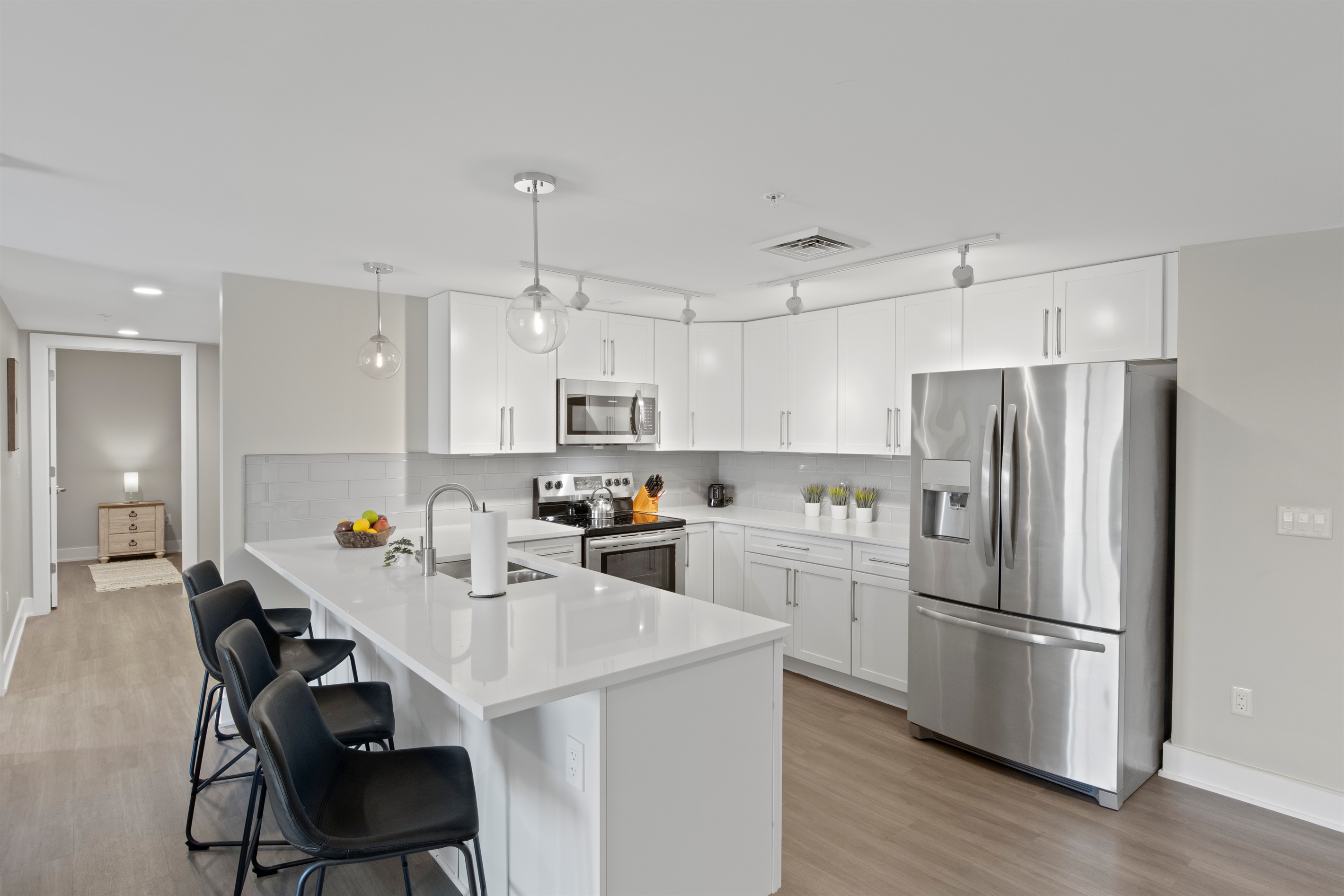 Modern, light-filled apartment with a sleek kitchen and cozy living space. Perfect for relaxation and entertaining. 🏙️🍽️🌿