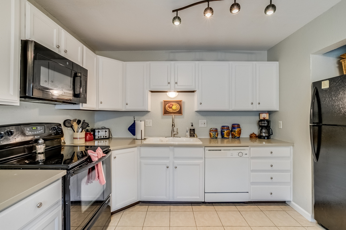 Everything You Need to Cook & Gather 🍳

Our cute, cozy kitchen has everything you need to prepare your favorite meals during your stay. Fully stocked with cookware, dishes, utensils, serving pieces, and all the essentials, it’s a welcoming space to brew y