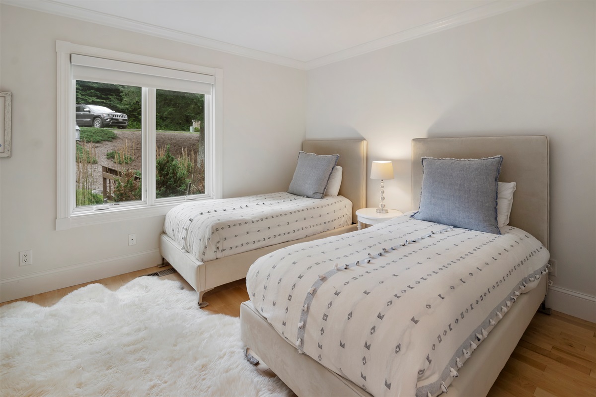 Twin bedroom - Main floor