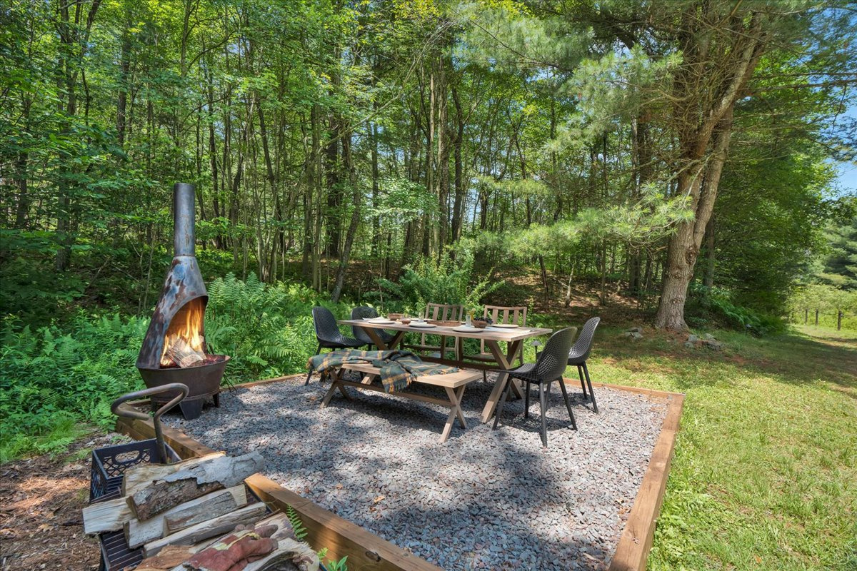 Imagine having breakfast or lunch surrounded by nature? You can make it a reality with our outdoor dining area. 