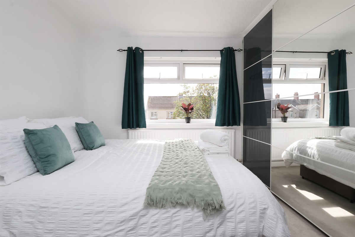 [ Bedroom 2: Flexible sleeping (King or 2 Singles) ]
