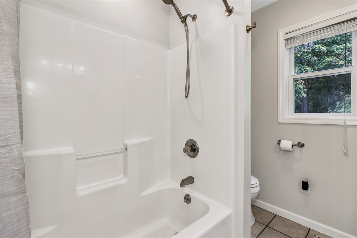 Ensuite Primary Bathroom with Tub/Shower Combo