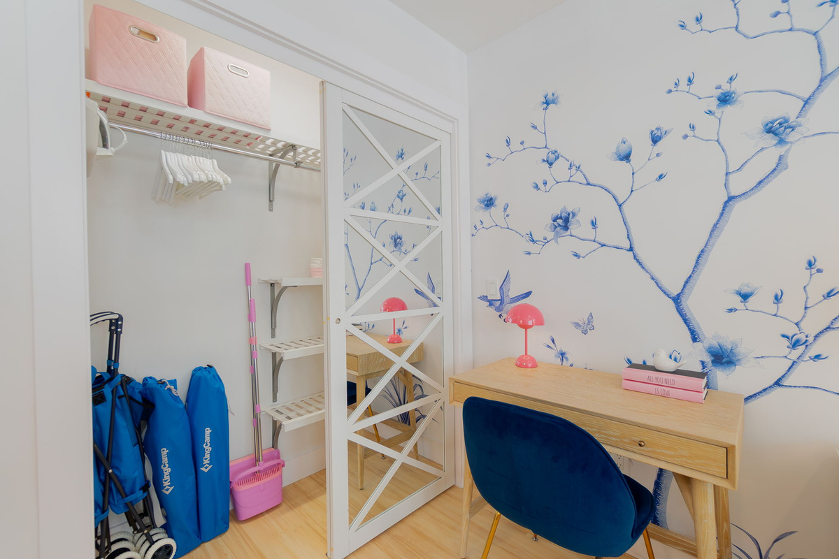 Everything you need for the beach, two chairs, one umbrella, a cart and even fun pink broom to tidy up.