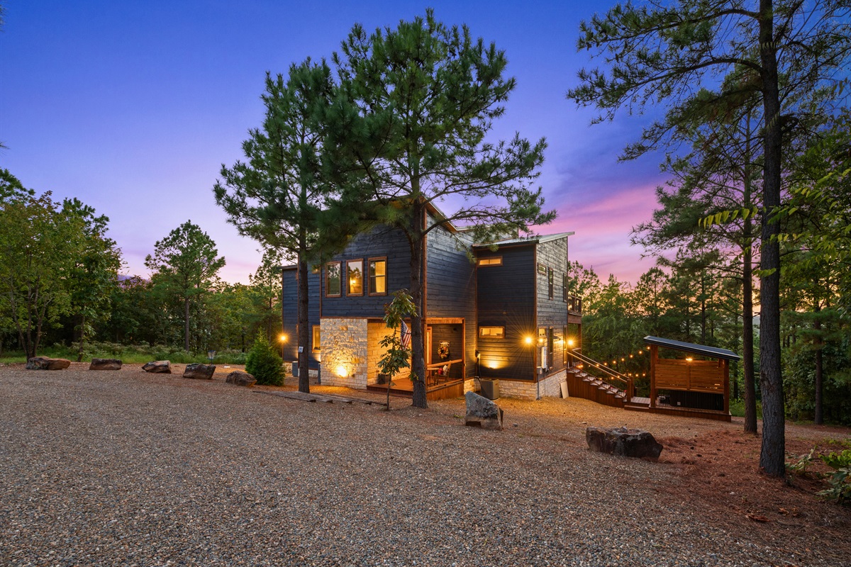 From the moment you arrive, this cabin welcomes you with its beautiful surroundings and spacious layout.