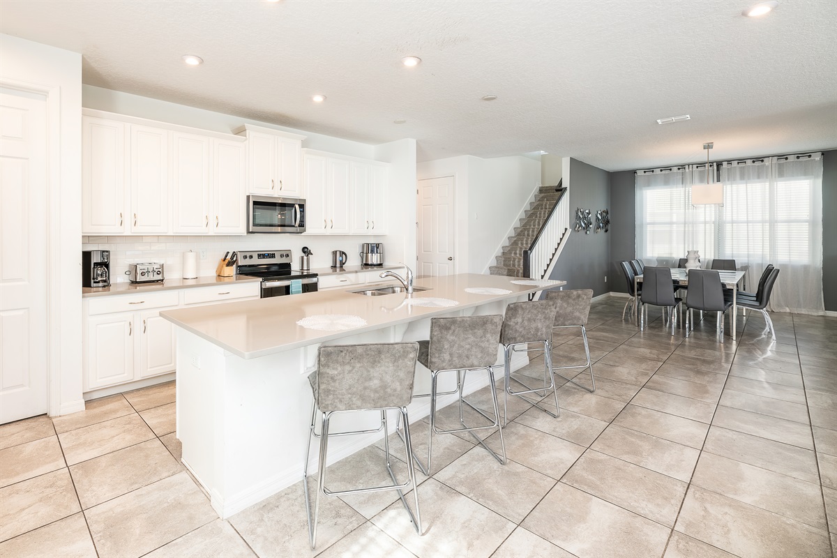 Kitchen & Dining: Spacious and modern, perfect for family meals and gatherings in style!