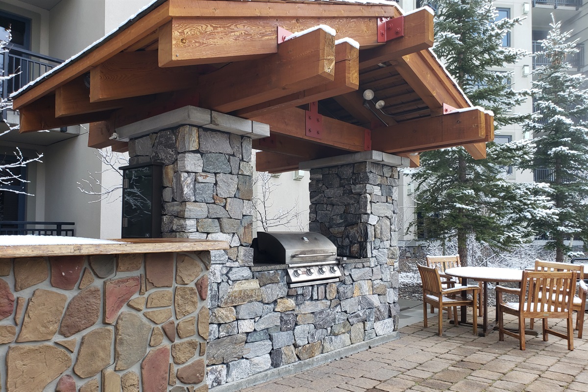 Fire up the grill in the shared pool area, an easy spot for relaxed meals and easygoing après.