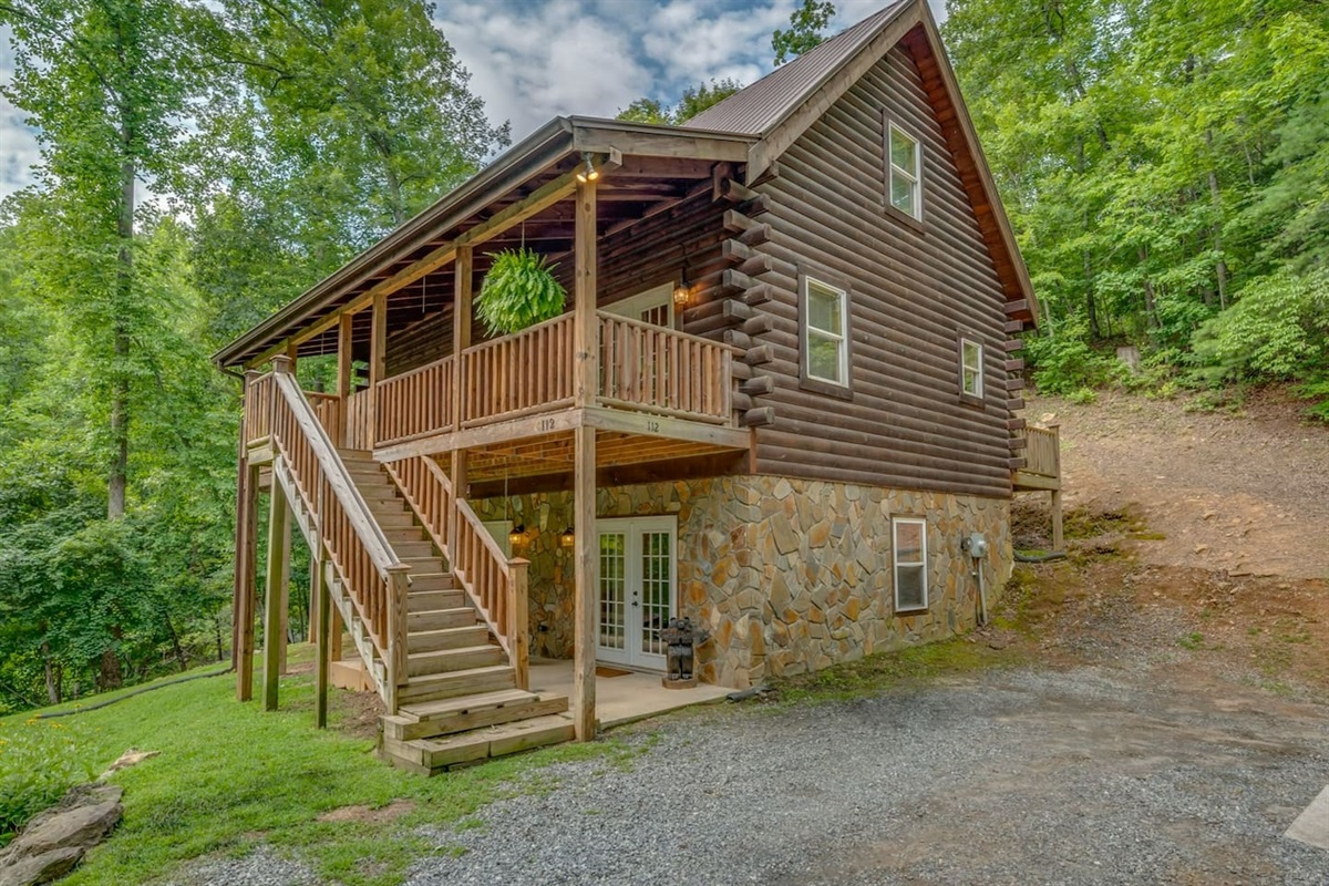Large 3 story log cabin, privately situated yet minutes away from lake/riverside dining, grocery, Chimney Rock Village and more! With big wood burning fireplace, hot tub , firepit available upon request, private lake ,beach and river access.