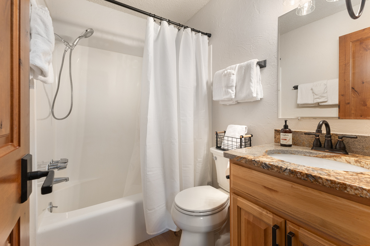 Ensuite Bathroom #1 | Tub/Shower Combo