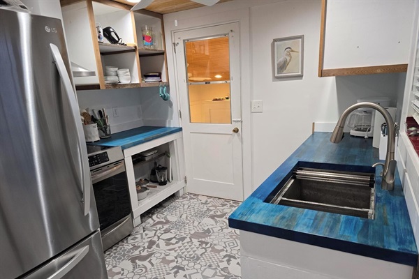 Well equipped Kitchen with al new appliances.