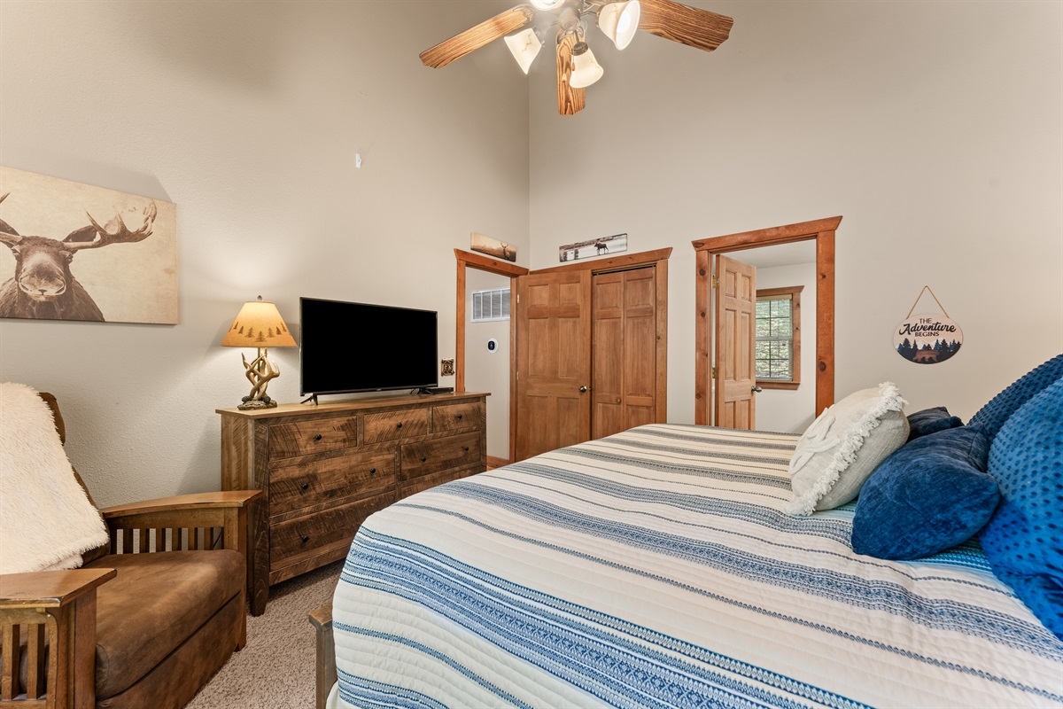 Master king bedroom with ensuite bathroom