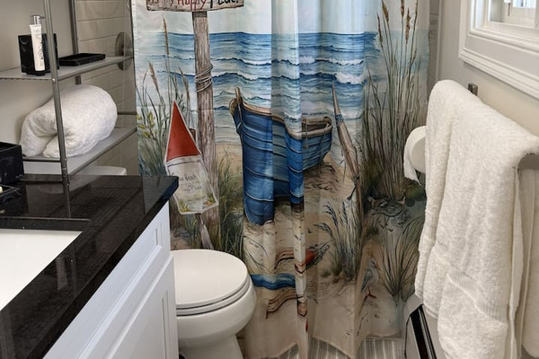 Full bathroom with 6 towel sets