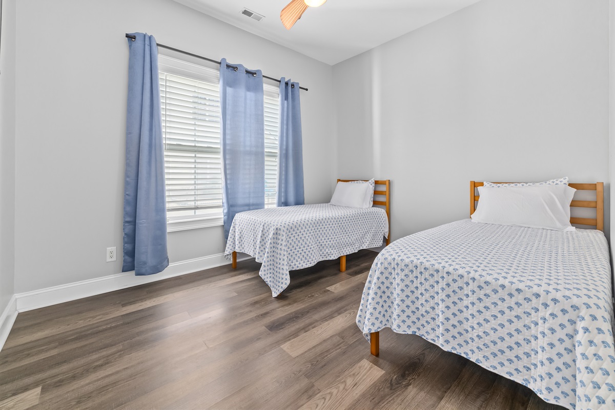 ☀️ Twin Bedroom — Main Level
Bright, flexible, and thoughtfully arranged. Two twin beds make this room ideal for friends, kids, or travel companions. Clean design, airy feel, and main-level convenience with a nearby bathroom for effortless mornings 
