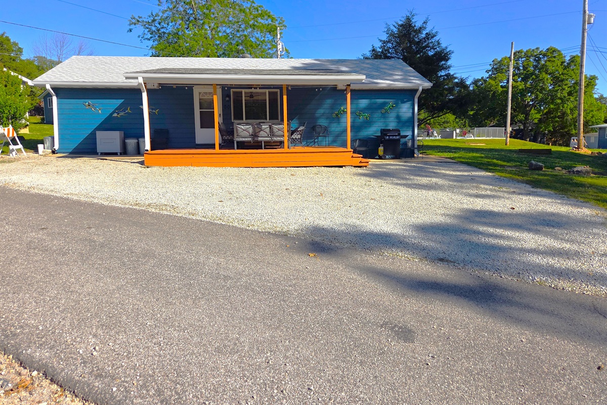The cabin features ample free parking for several vehicles, a boat or water toys, etc. 