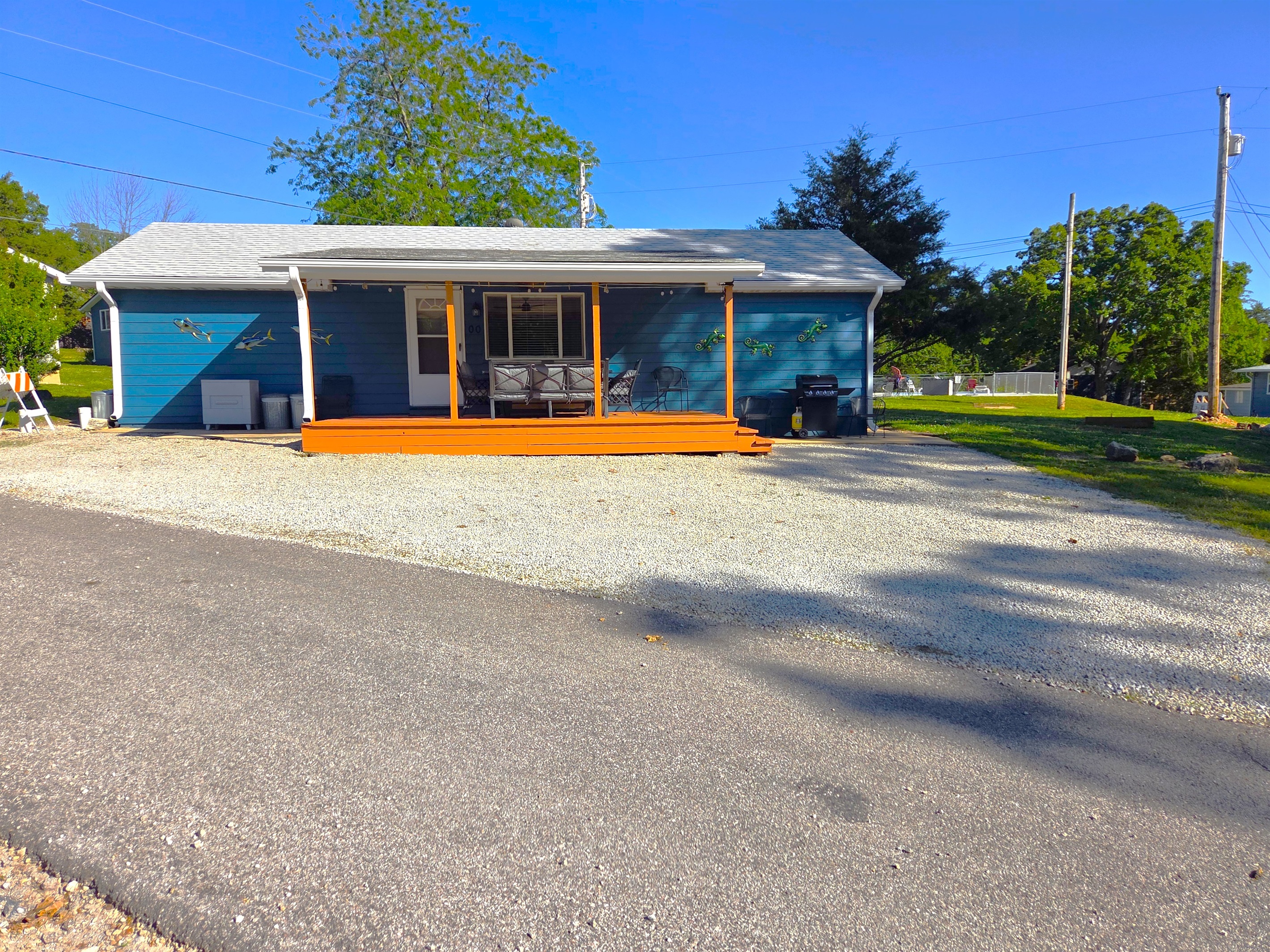 The cabin features ample free parking for several vehicles, a boat or water toys, etc. 
