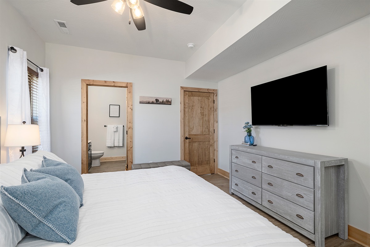 Main level king bedroom #4 w/ ensuite