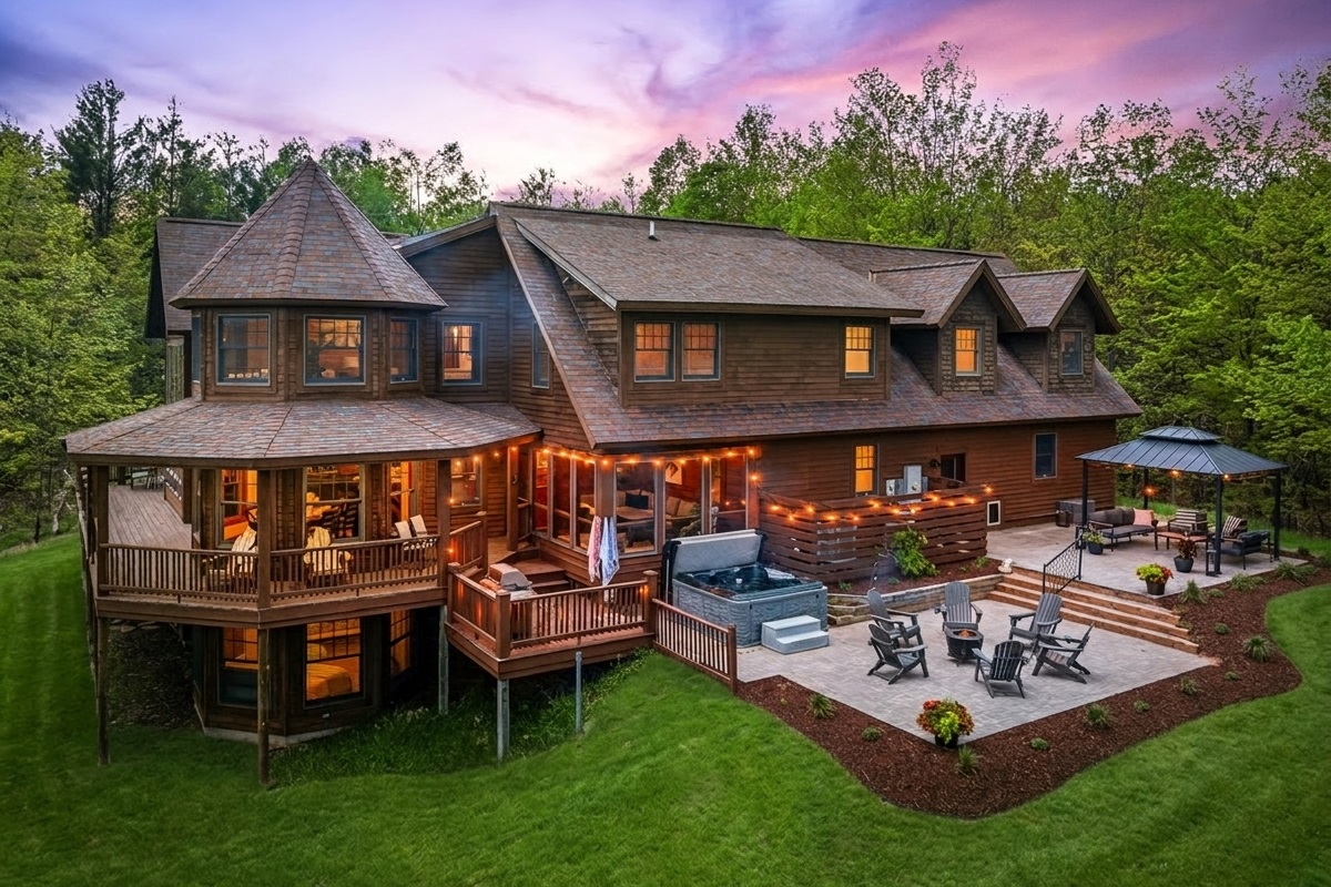Soak in the hot tub, gather with friends, or enjoy a roasted marshmallow. The Hideaway has it all!