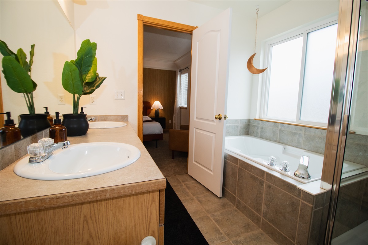Primary ensuite with jacuzzi tub