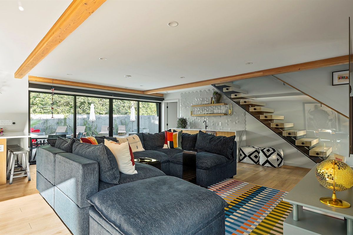 Discover this vibrant and stylish living space, designed for both comfort and entertaining.