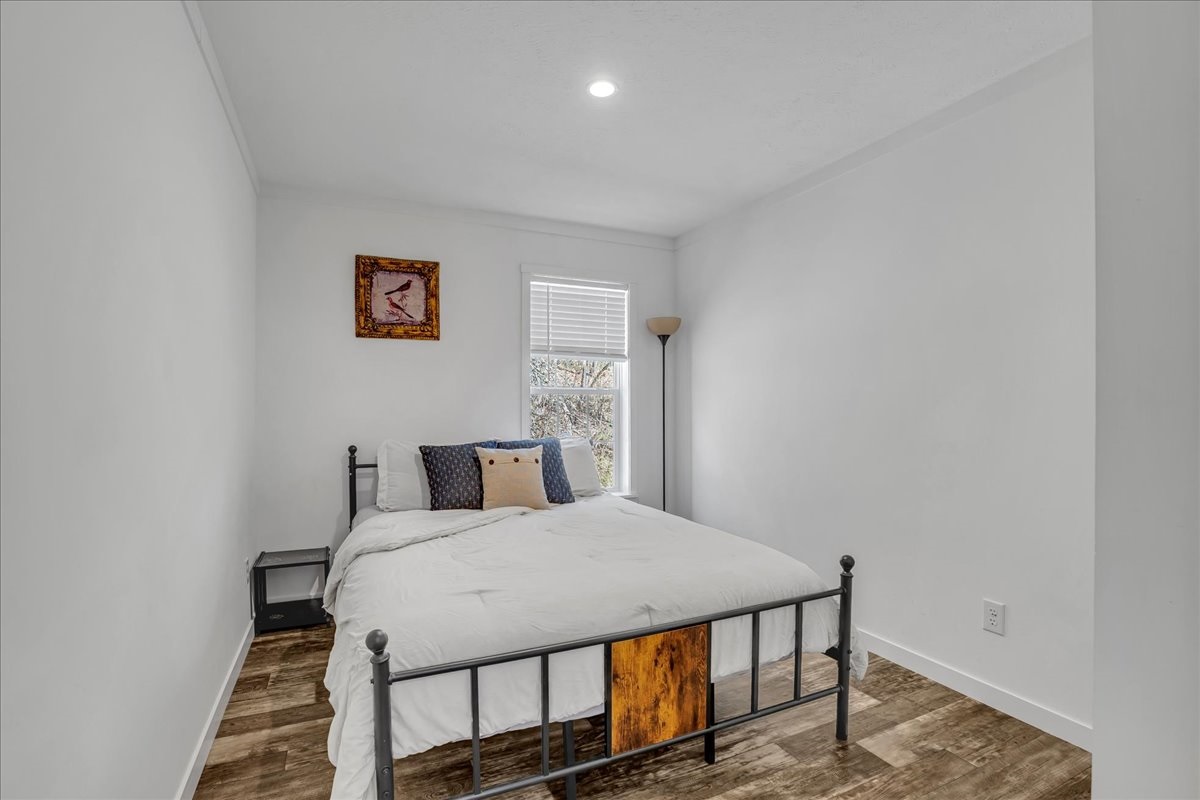 Queen bed bedroom