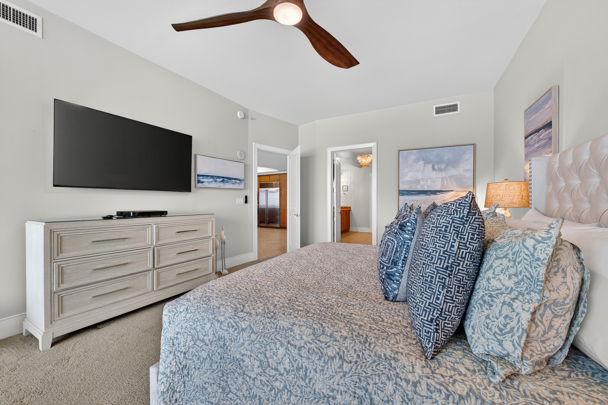 Master King Bedroom, balcony access