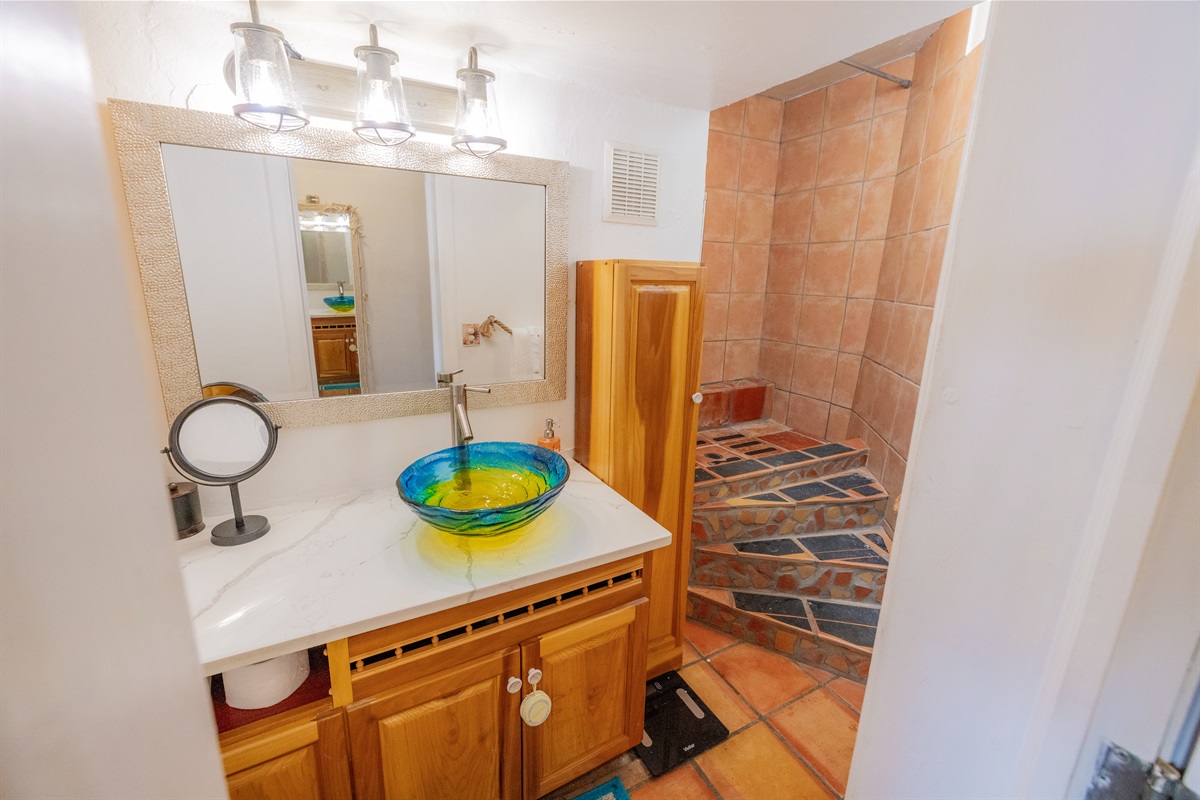 Guest suite 5 ensuite bathroom