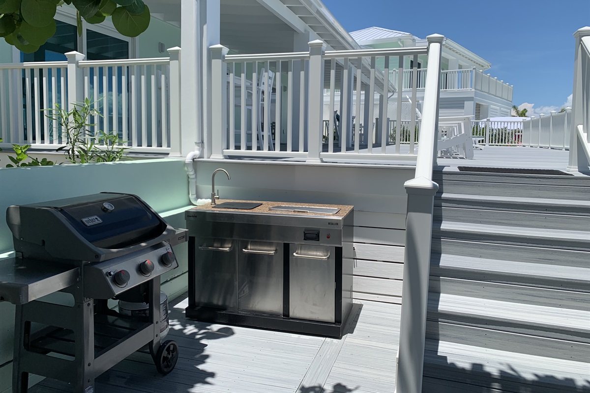 STARFISH BAY Outdoor grill with prep area with sink and fresh water. Grill utensils provided