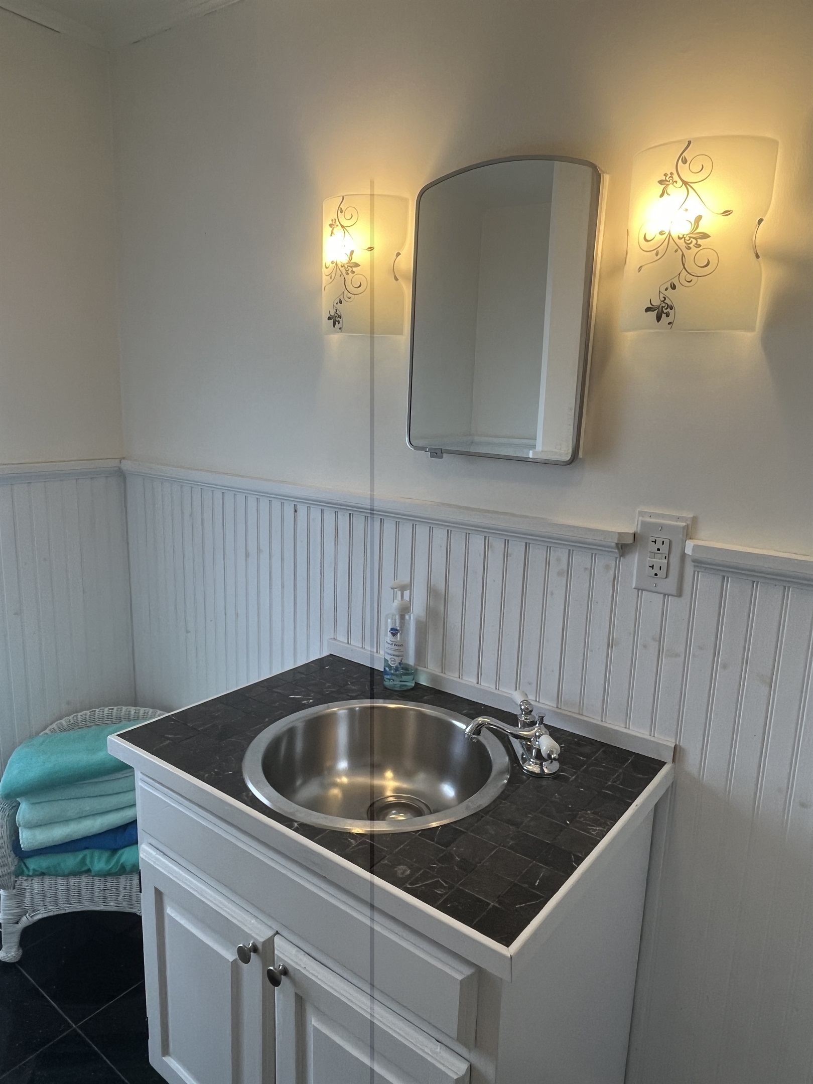 Bathroom with tub/shower