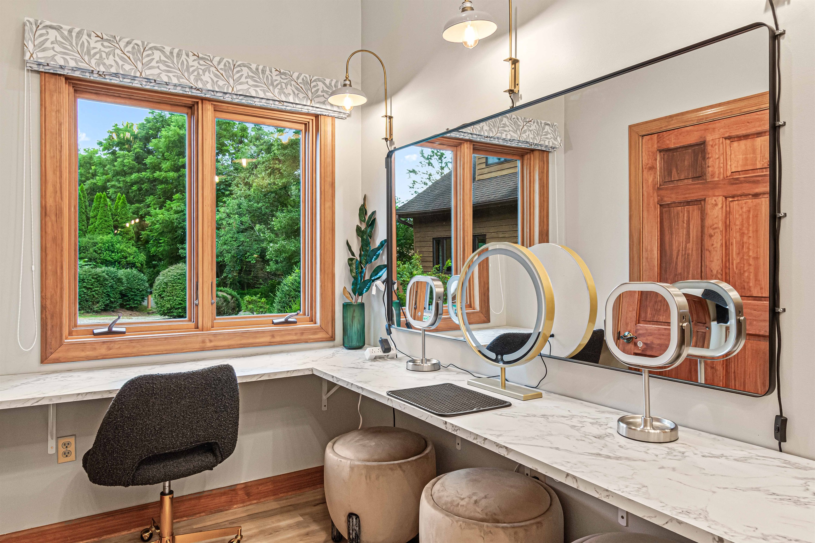 ✨ Our glam station with lighted mirrors and comfy seating makes every morning feel like a red carpet moment. 💄🌟
