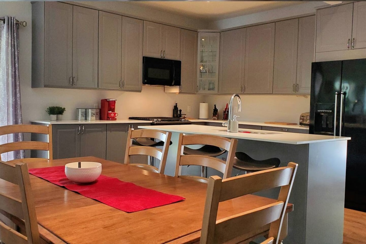 Bien assez d'espace pour que tous mangent ensemble - Spacious dining room off kitchen with seating for six