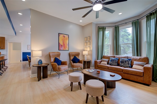 Main living room, 1 queen sofa bed