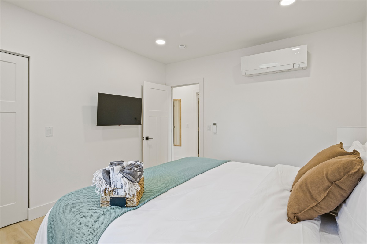 King Bed w/ Smart TV