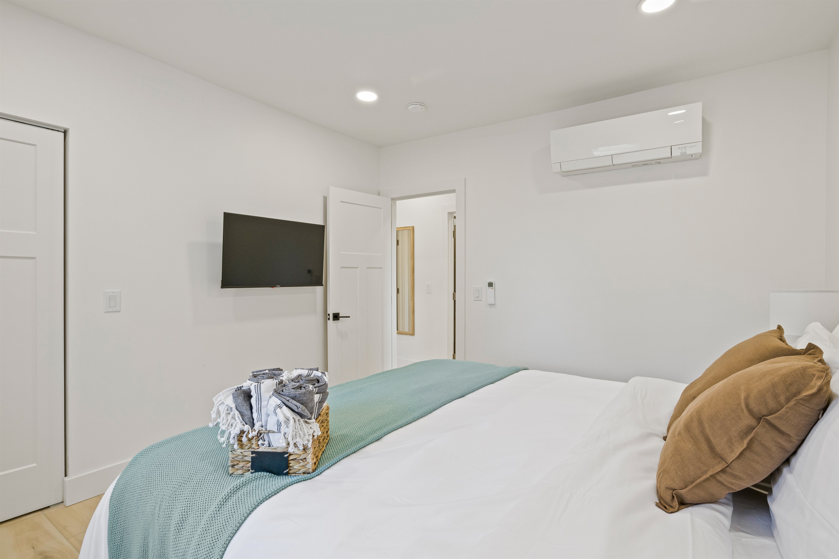 King Bed w/ Smart TV