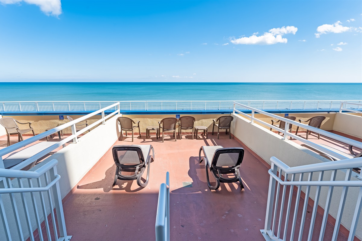 Large Balcony with Amazing Views of the Ocean🌊☀️