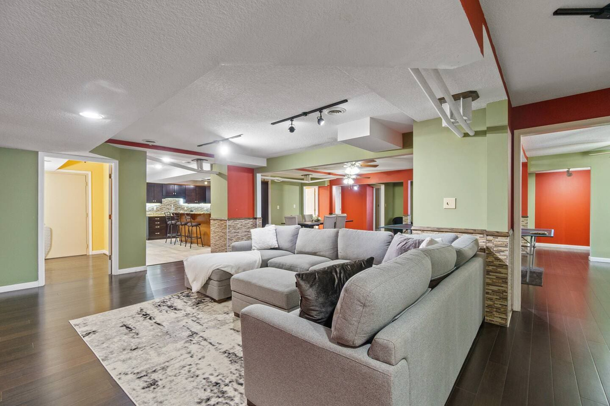 Living area with a very spacious ambiance, offering plenty of room to relax and enjoy the open, airy atmosphere.