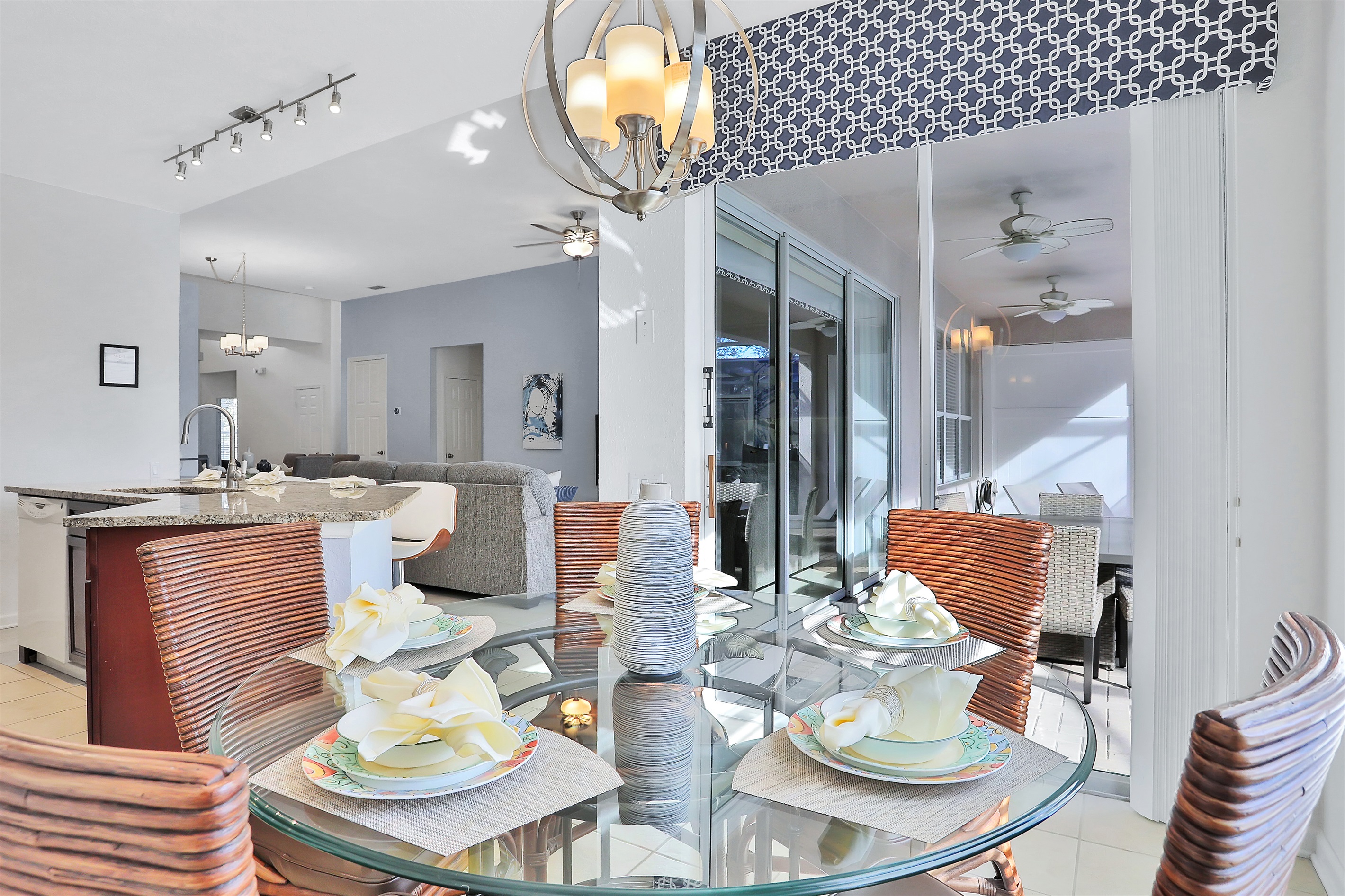 Seating for 5 in the breakfast nook