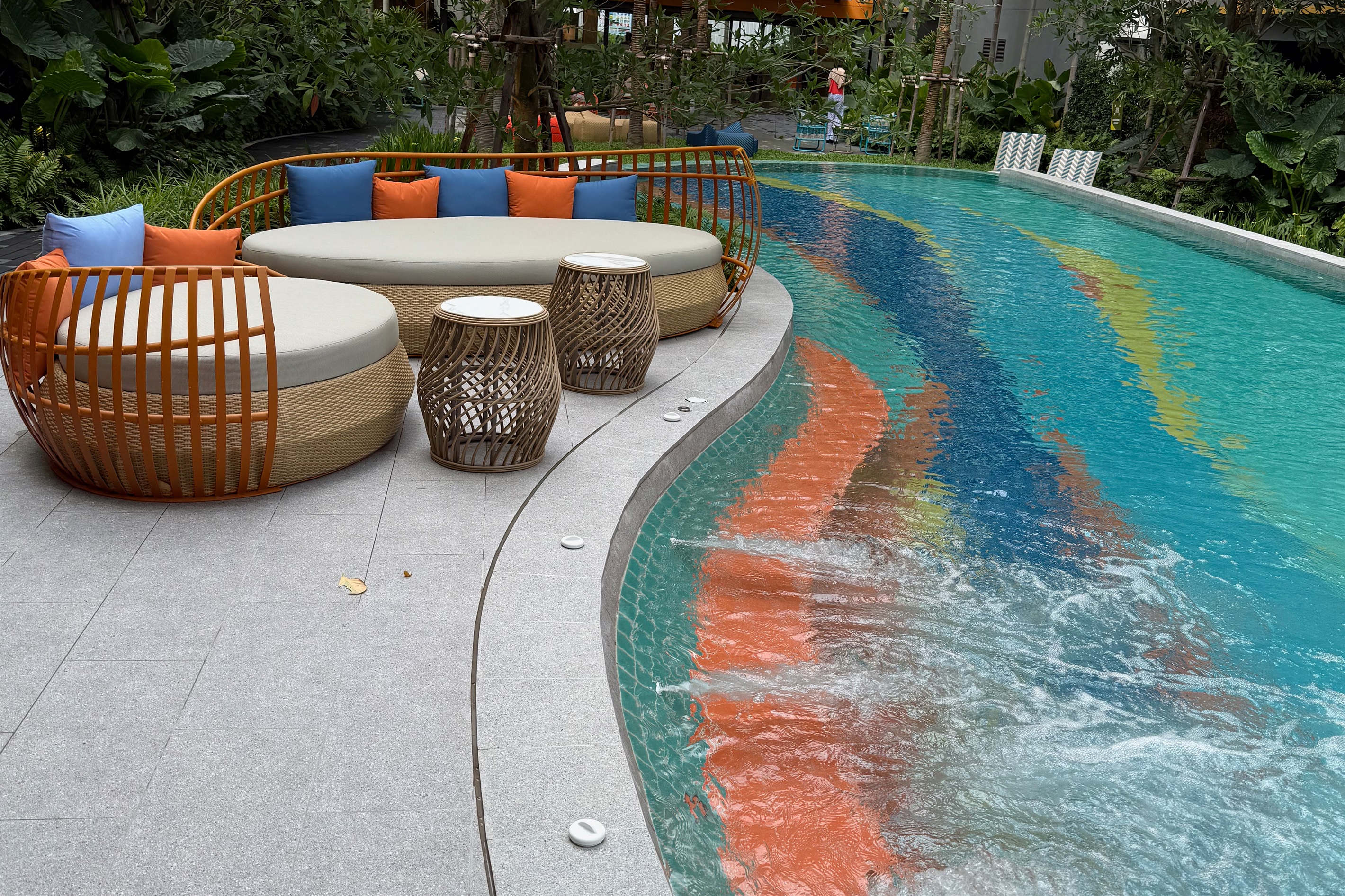 Inspired by the serenity of secluded islands, the expansive pool features a unique design with sunbeam patterns rippling along the floor. Surrounded by beautiful gardens, you can relax, sunbathe, read a book, or update social media posts here.