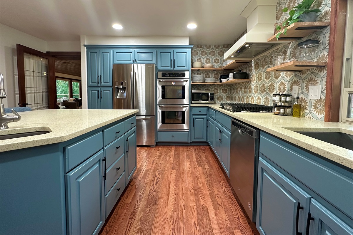 Calling all chefs! You'll have all you need to feed even the largest groups, including double ovens, gas cooktop, a stocked coffee bar, and of course, plenty of glasses, plates, silverware, stainless steel cookware and servingware.  