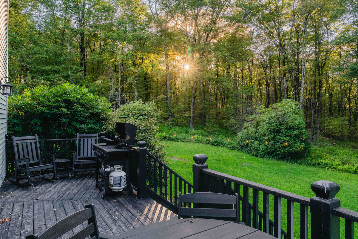 🍔 Second deck, uncovered: propane grill, rocking chairs and a round table for 4, facing the woods.