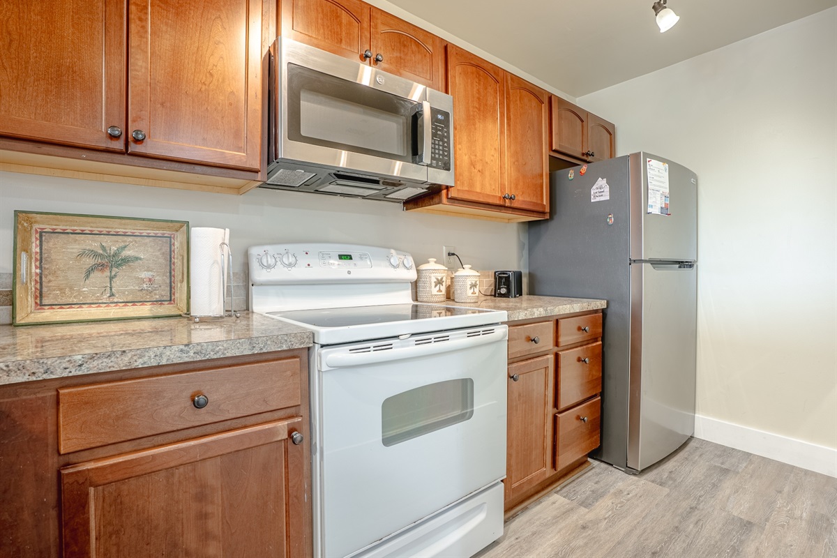 Full kitchen well equipped with appliances large and small